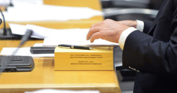 Η κυβέρνηση πρέπει να βρει 10 δισ. Ευρώ, για τα δώρα Χριστουγέννων