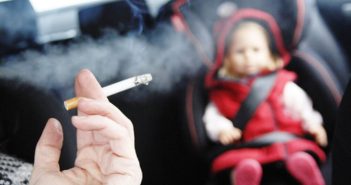 Κάπνισμα και οδήγηση: Πρόστιμα από 1.500 ευρώ και αφαίρεση διπλώματος
