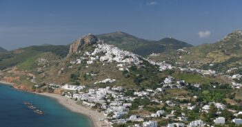 Σκύρος: Κρυστάλλινα νερά, λευκά βότσαλα, χρυσές αμμουδιές και πεύκα που «αγγίζουν» τη θάλασσα