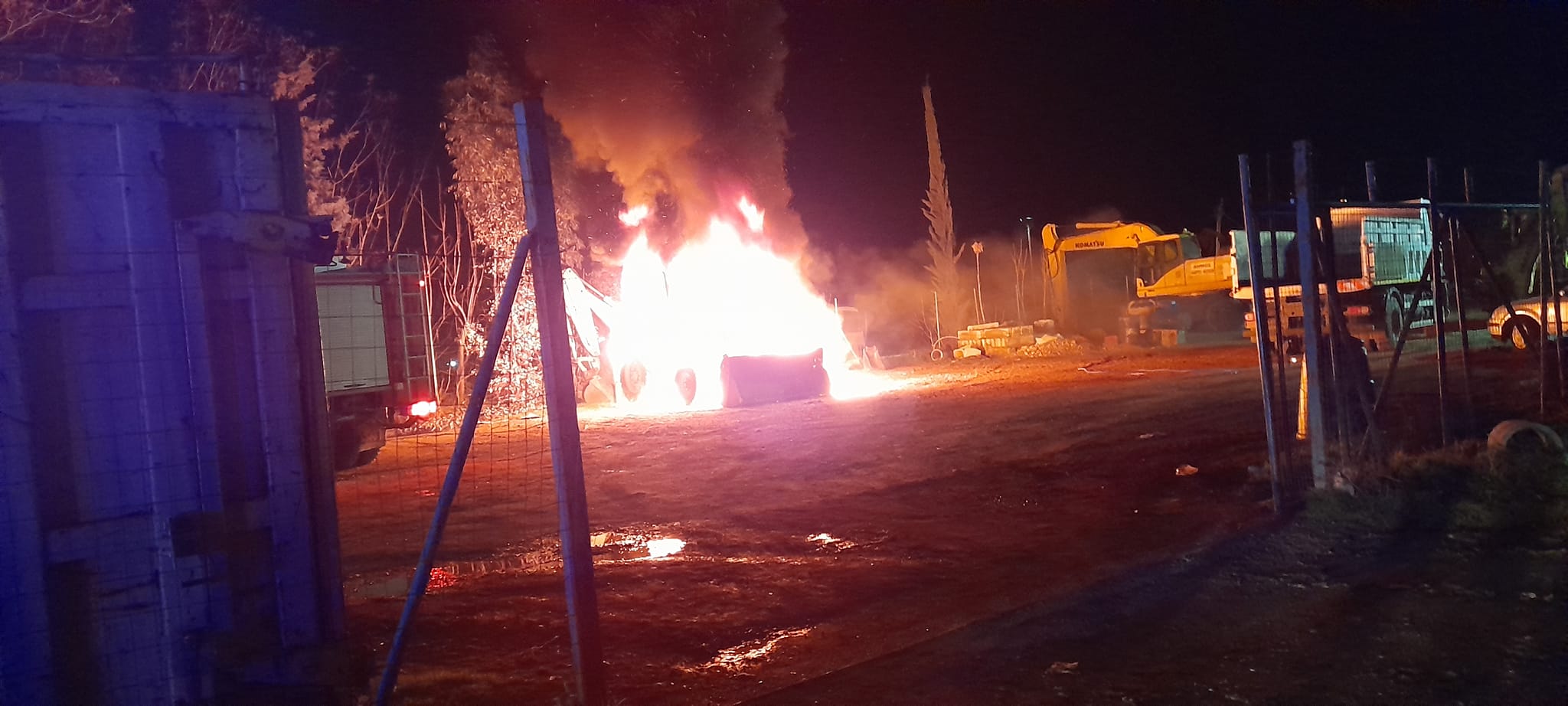 Άγνωστοι έκαψαν μηχάνημα του Δήμου Αλιάρτου-Θεσπιέων -Άμεση αντίδραση για καινούργιο σκαπτικό από τον Στ. Πέτσα | e-sterea.gr