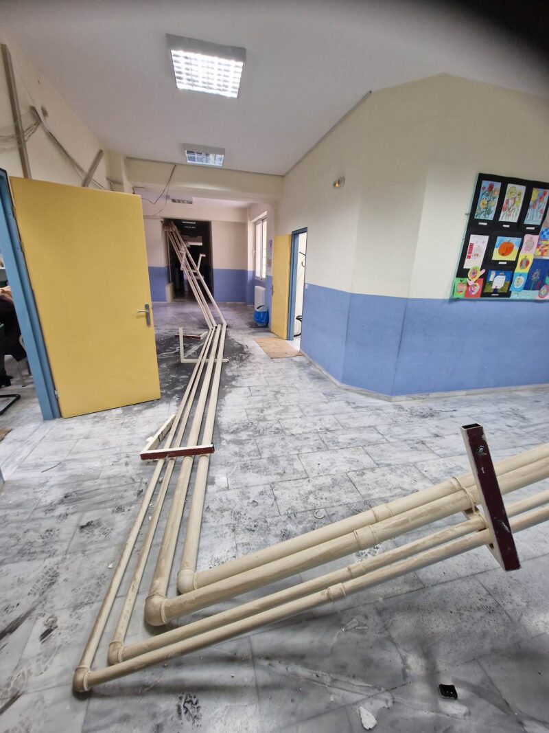 Στυλίδα: «Έβρεξε» σωλήνες και σοβάδες σε δημοτικό σχολείο(ΦΩΤΟ) | e-sterea.gr